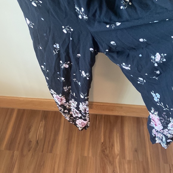 Xhilaration deep V-neck Floral romper, Medium black - Picture 4 of 7